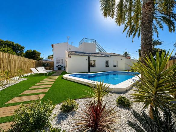 Semi with 4 bedrooms and 2 bathrooms in Orihuela Costa | Ref: URE4039/6689