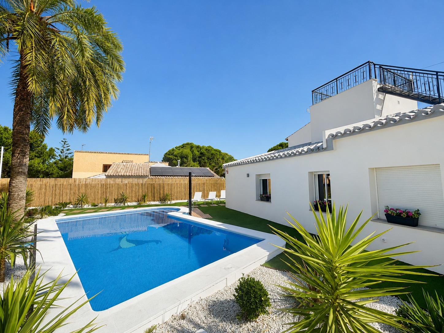Semi with 4 bedrooms and 2 bathrooms in Orihuela Costa | Ref: URE4039/6689
