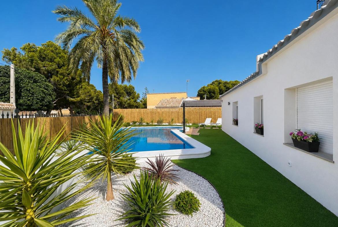 Semi with 4 bedrooms and 2 bathrooms in Orihuela Costa | Ref: URE4039/6689