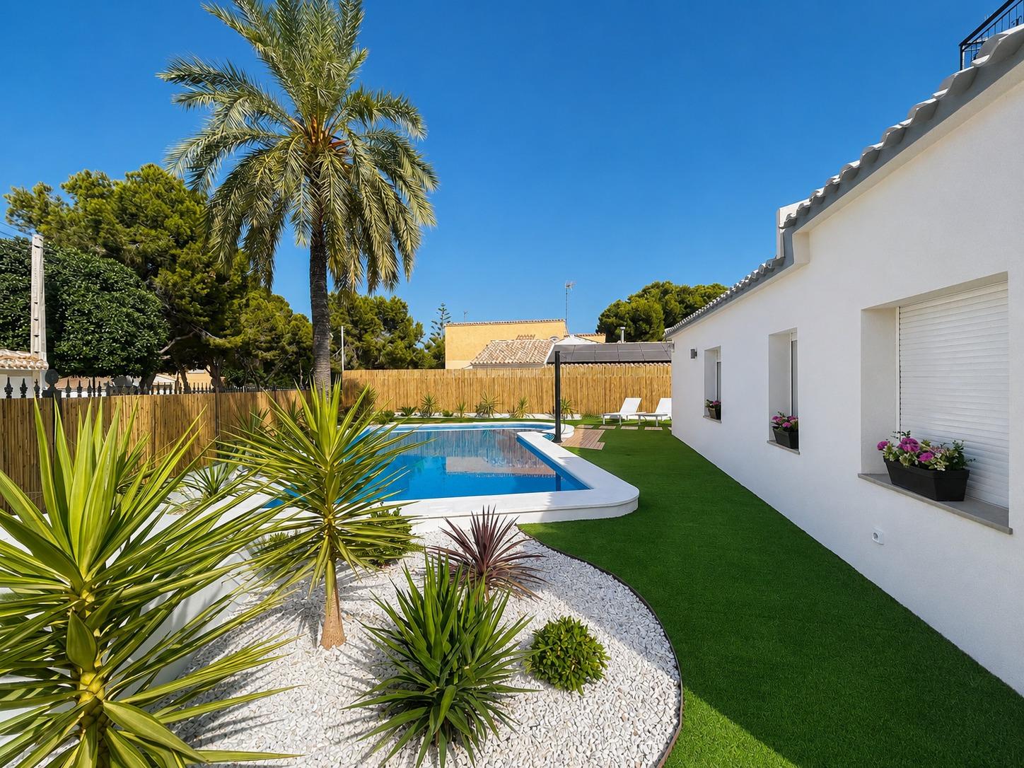 Semi with 4 bedrooms and 2 bathrooms in Orihuela Costa | Ref: URE4039/6689