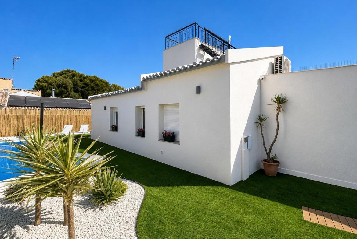 Semi with 4 bedrooms and 2 bathrooms in Orihuela Costa | Ref: URE4039/6689
