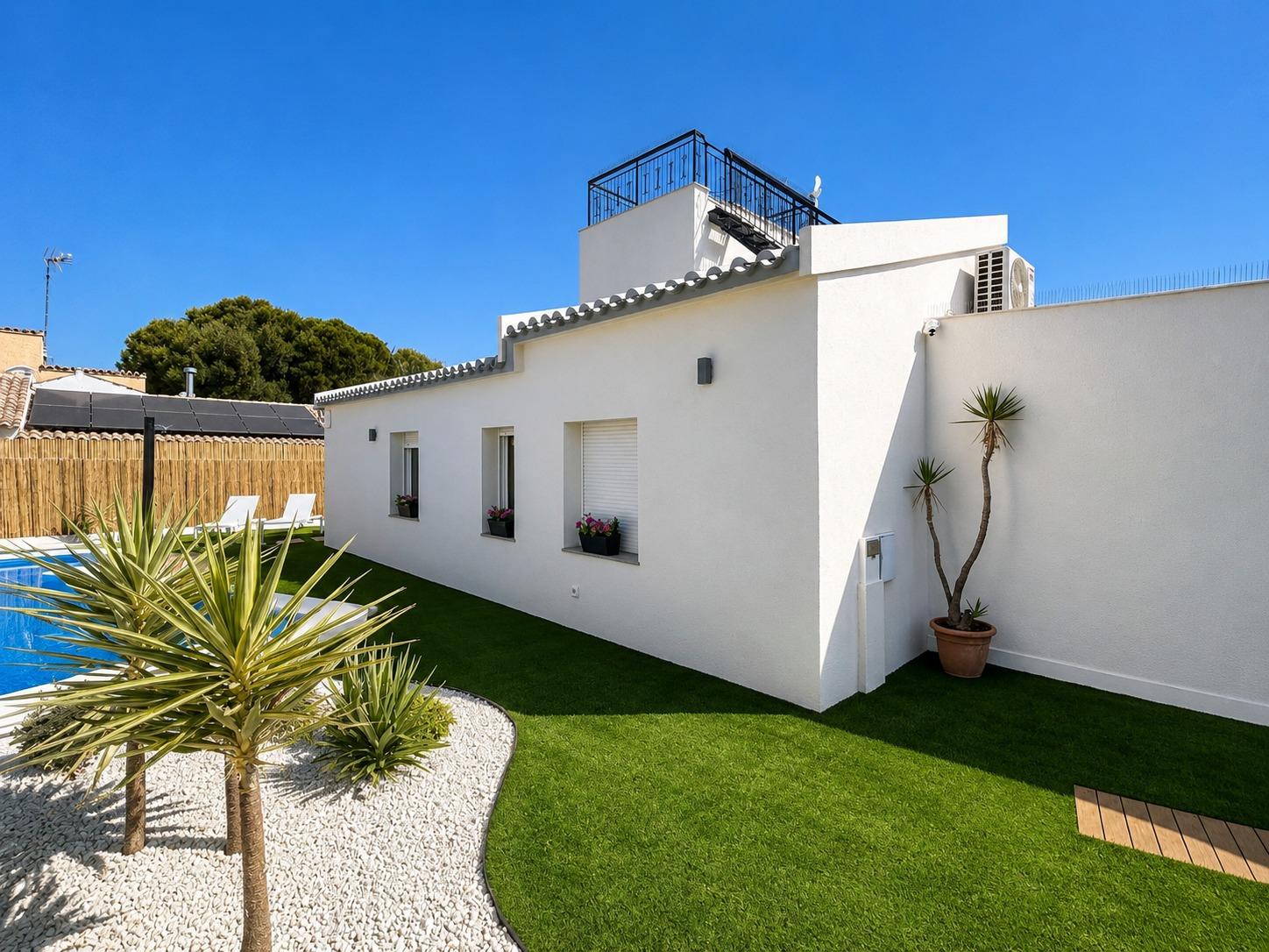 Semi with 4 bedrooms and 2 bathrooms in Orihuela Costa | Ref: URE4039/6689