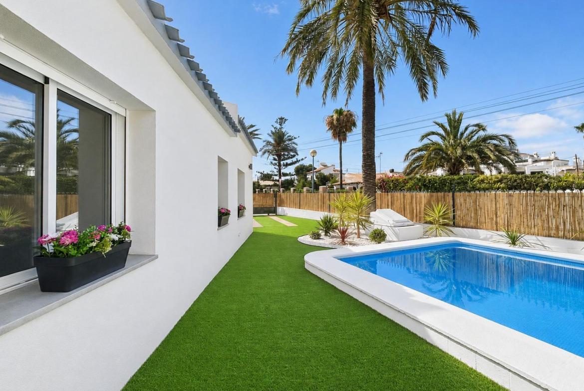Semi with 4 bedrooms and 2 bathrooms in Orihuela Costa | Ref: URE4039/6689