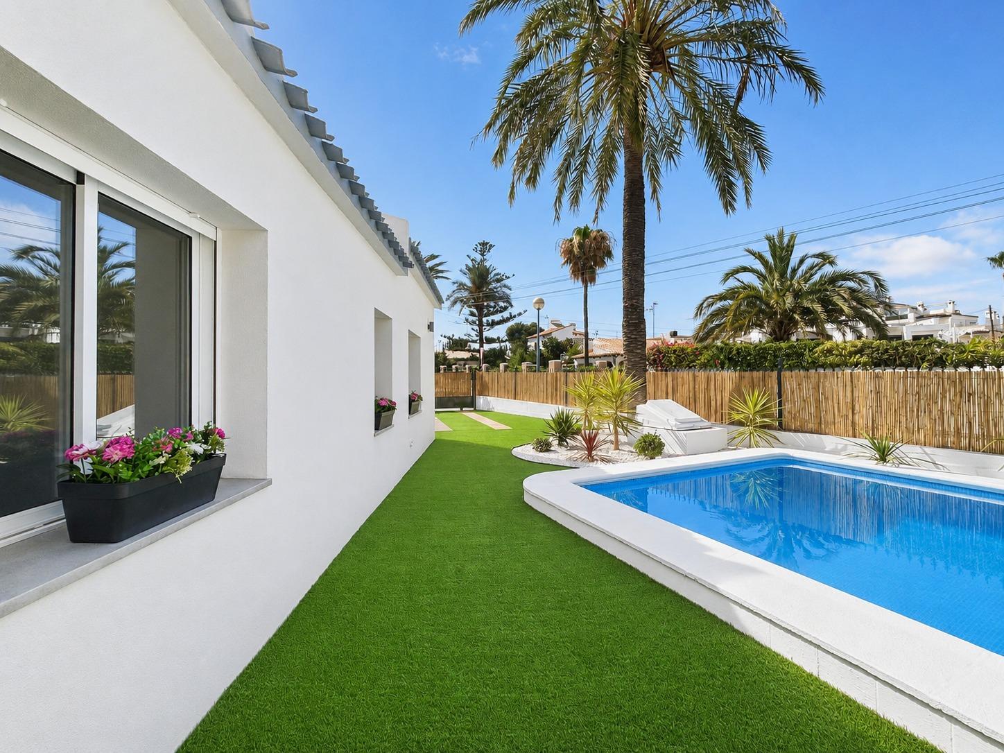 Semi with 4 bedrooms and 2 bathrooms in Orihuela Costa | Ref: URE4039/6689