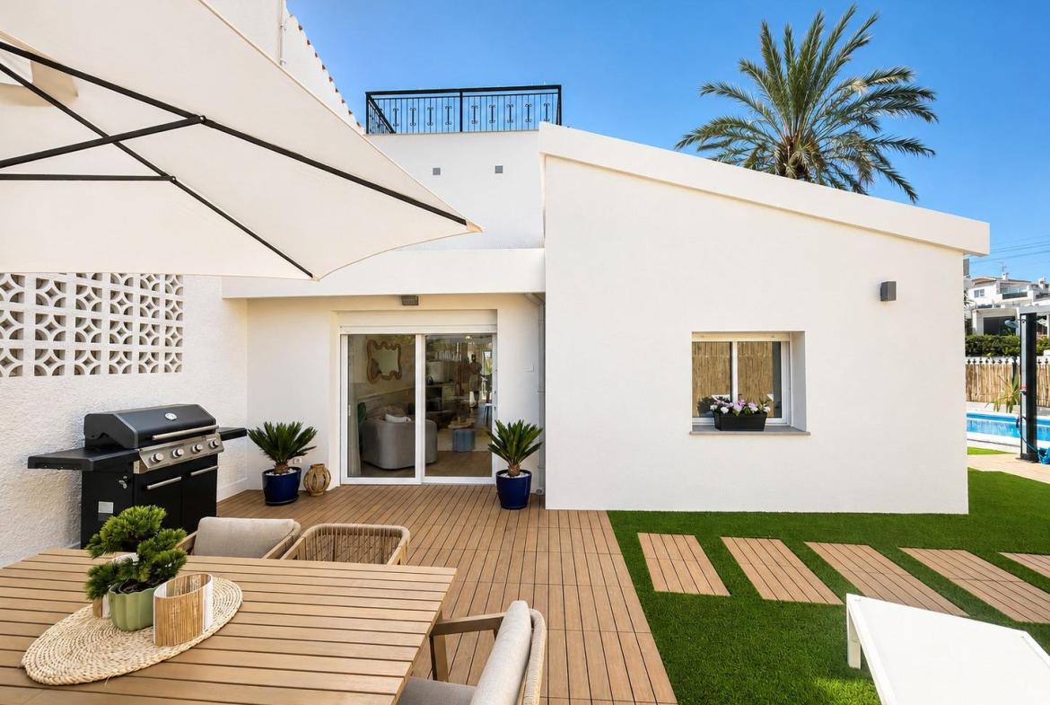 Semi with 4 bedrooms and 2 bathrooms in Orihuela Costa | Ref: URE4039/6689