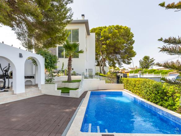 Villa with 5 bedrooms and 3 bathrooms in Torrevieja | Ref: 4229