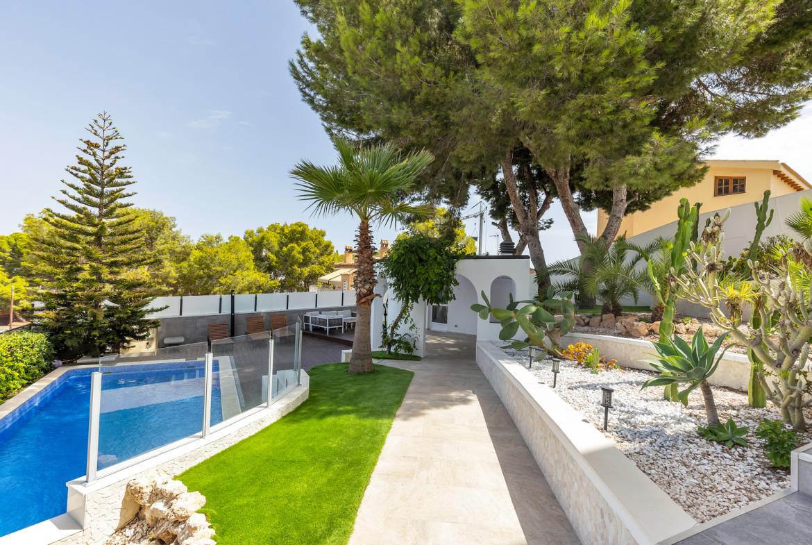 Villa with 5 bedrooms and 3 bathrooms in Torrevieja | Ref: 4229