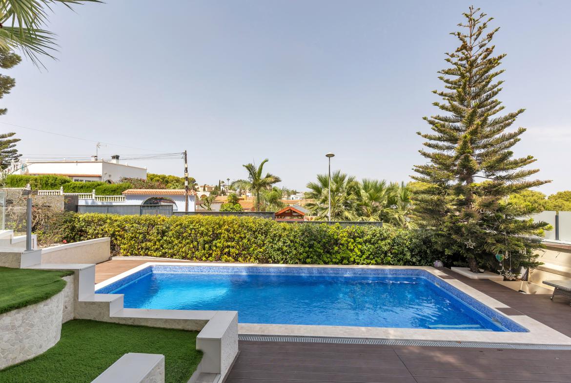 Villa with 5 bedrooms and 3 bathrooms in Torrevieja | Ref: 4229
